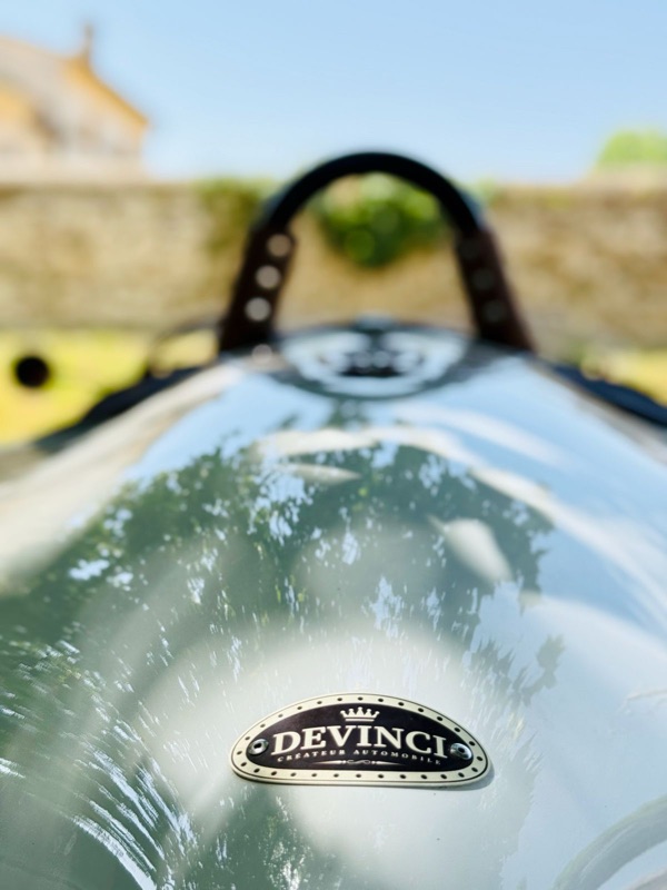 Gros plan sur l'écusson DEVINCI, sur le capot.