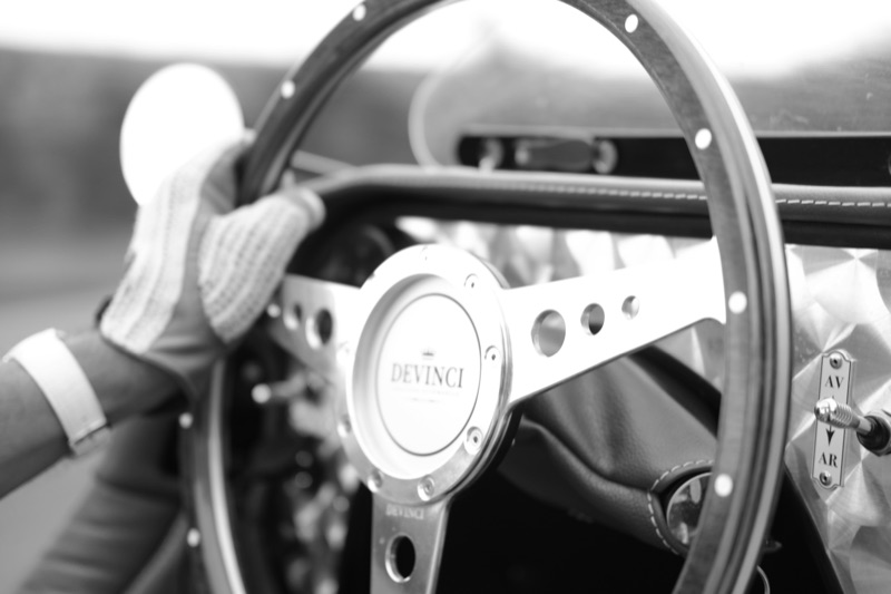 Détail du volant DEVINCI, en noir et blanc.