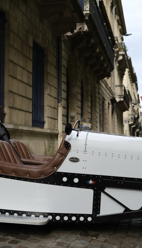Profil d'une DEVINCI dans une rue de Bordeaux, sièges en cuir visibles.